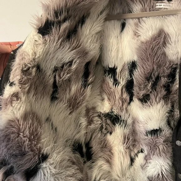 BDG Jean Jacket with Fur - Picture 3 of 4